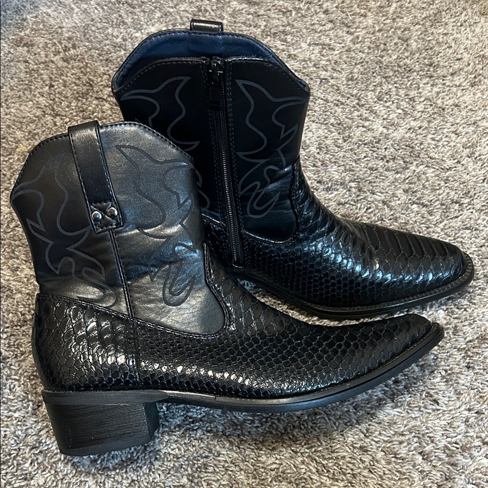 Enzo Romeo Black Snakeskin Embossed Cowboy Boots Men’s 6.5 / Women’s 8–8.5